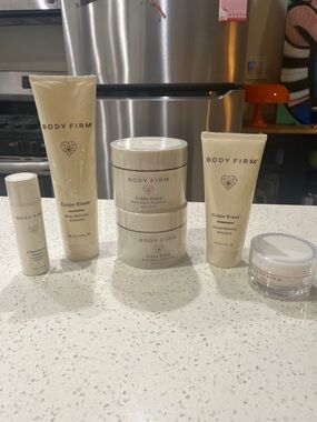 Body Firm Crêpe Erase Skincare Set in Cream